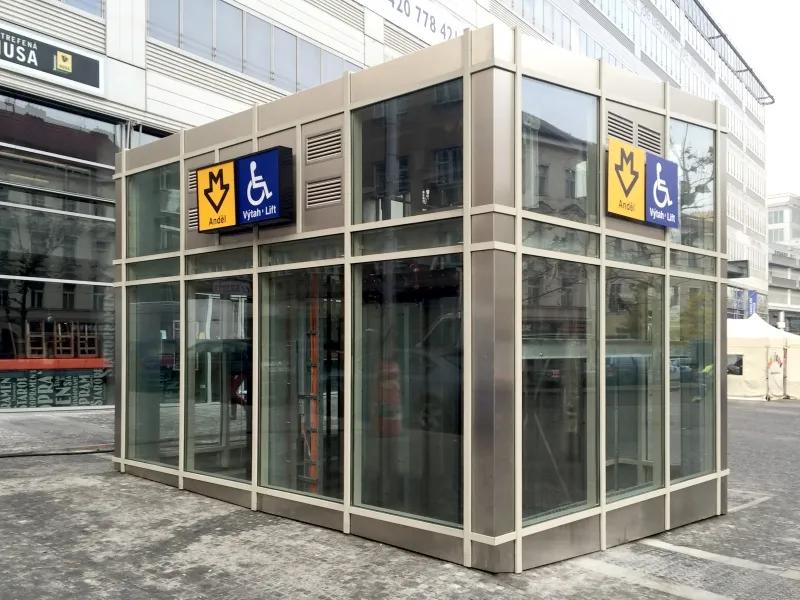 Metro - stanice Anděl, výtahový kiosek, Praha (2015)